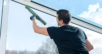 Mann reinigt das Fenster